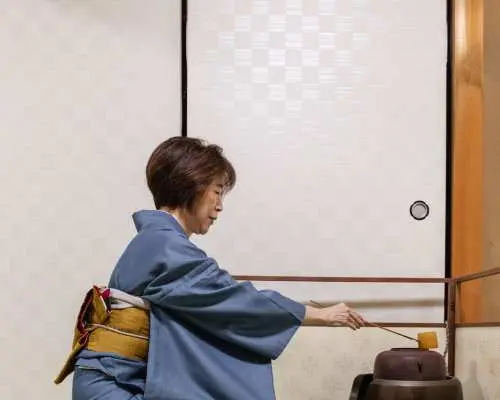 Kyoto Tea Ceremony & Matcha Making Experience with Kimono Rental /TIA Kiyomizu Yasaka-dori Shop｜EnglishOK｜1 minute walk from Yasaka Pagoda, 10 minutes from Kiyomizu-dera