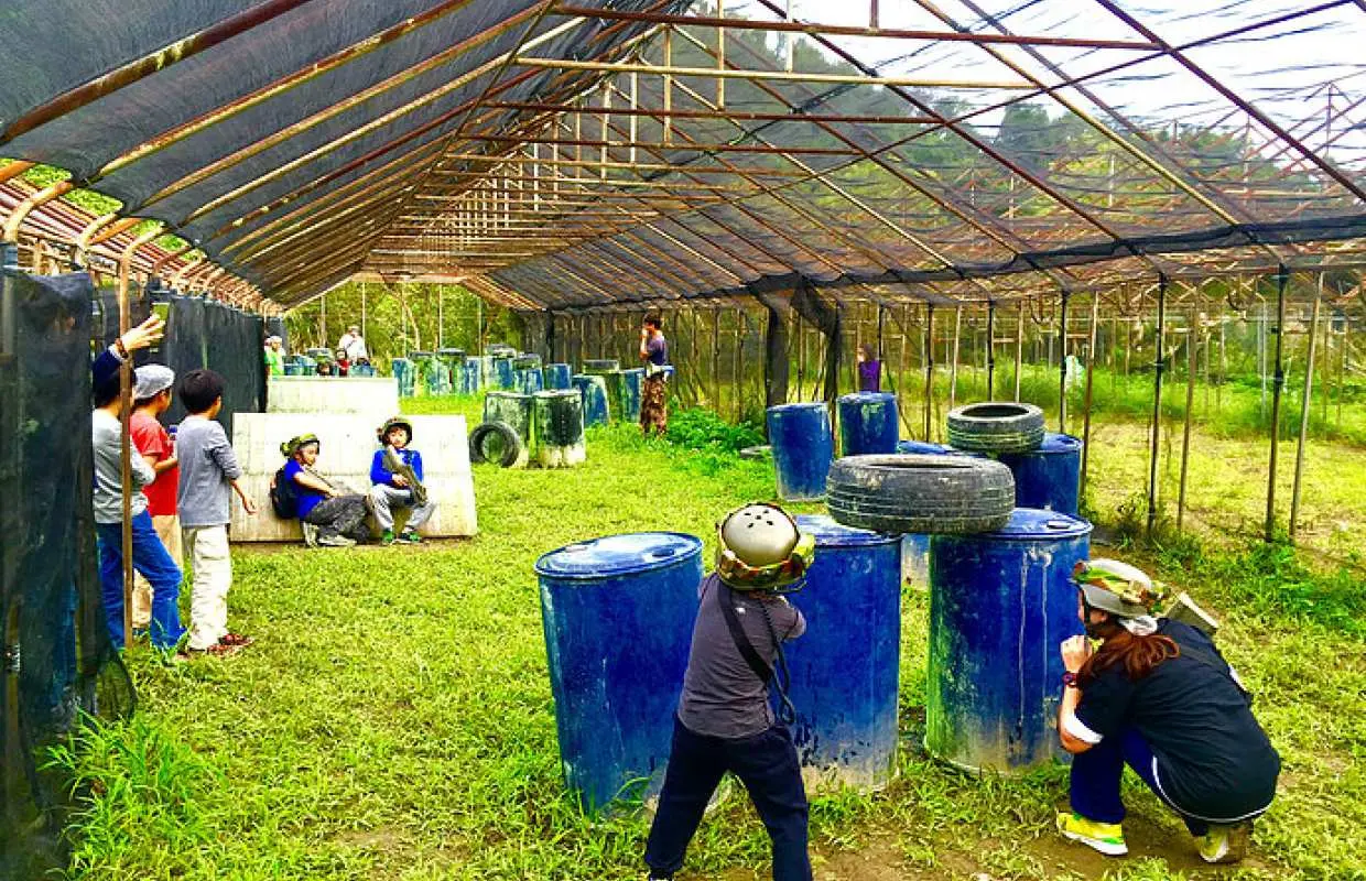 台北鐳戰射擊體驗中，玩家們在充滿掩體的戶外競技場裡進行激烈的雷射槍戰，享受安全又刺激的親子同樂時光。