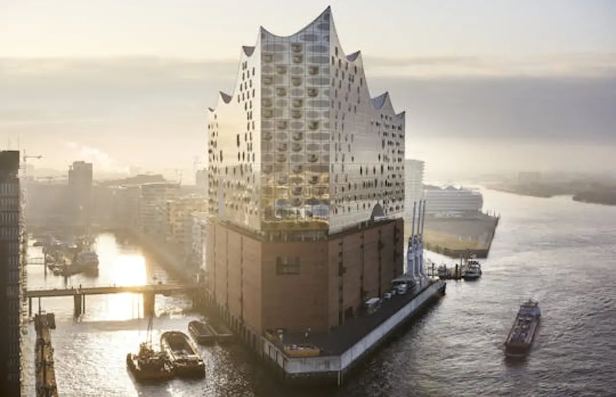 Elbphilharmonie premium tour with Franzbrötchen and coffee