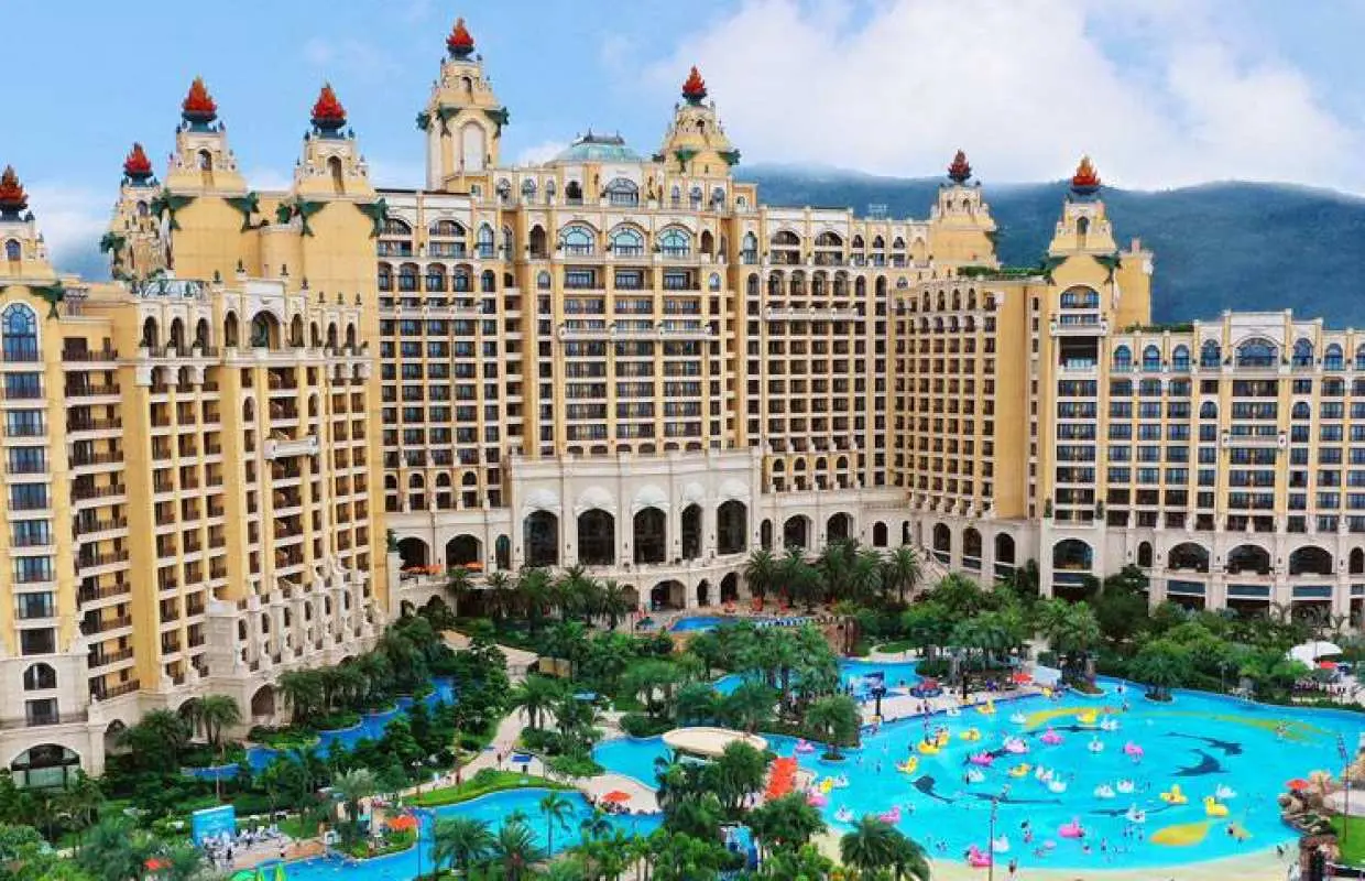 珠海長隆橫琴灣酒店的宏偉外觀，與戶外水上樂園的廣闊泳池及熱帶園林融為一體，盡顯度假勝地的氣派。