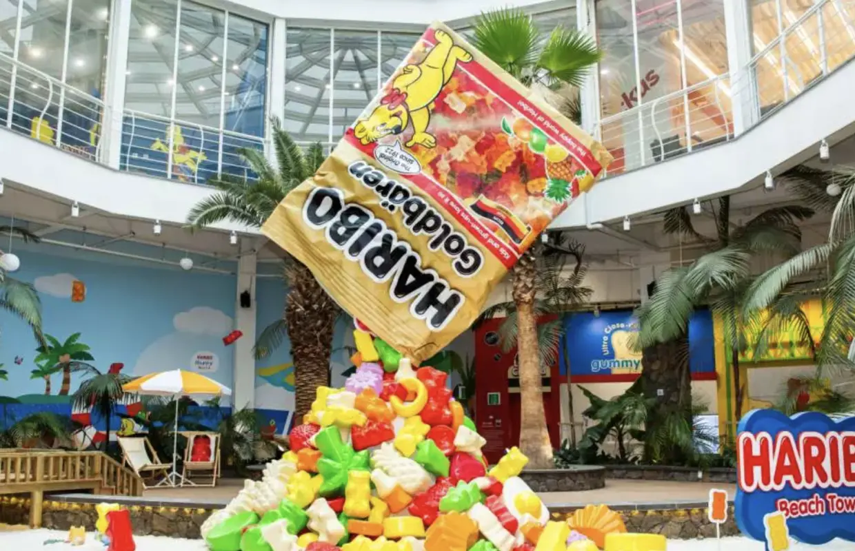 济州HARIBO小熊软糖世界入口，巨大的软糖包装洒满缤纷软糖，搭配海滩主题造景，营造充满童趣的欢乐氛围。