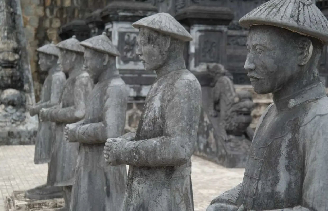 베트남 후에 왕릉을 지키는 고대 석상들. 한국어 가이드와 함께하는 투어에서 이 역사적인 장소를 방문합니다.