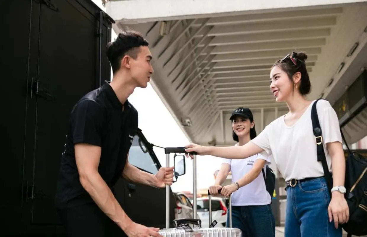 LuggAgent Luggage Check-in Service: Shanghai Pudong International Airport (PVG) or Shanghai Hongqiao International Airport (SHA) to Hotel in Shanghai (with discount for more than 2 pieces) | China