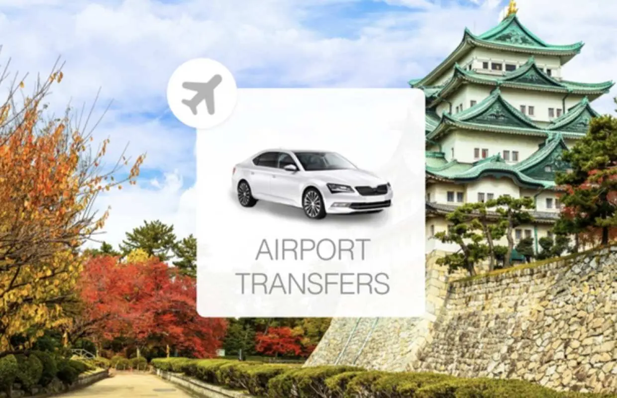 描繪日本機場專車接送服務，背景為秋色中的名古屋城與一輛白色轎車圖標，象徵從成田或羽田機場至東京各區域的舒適交通。