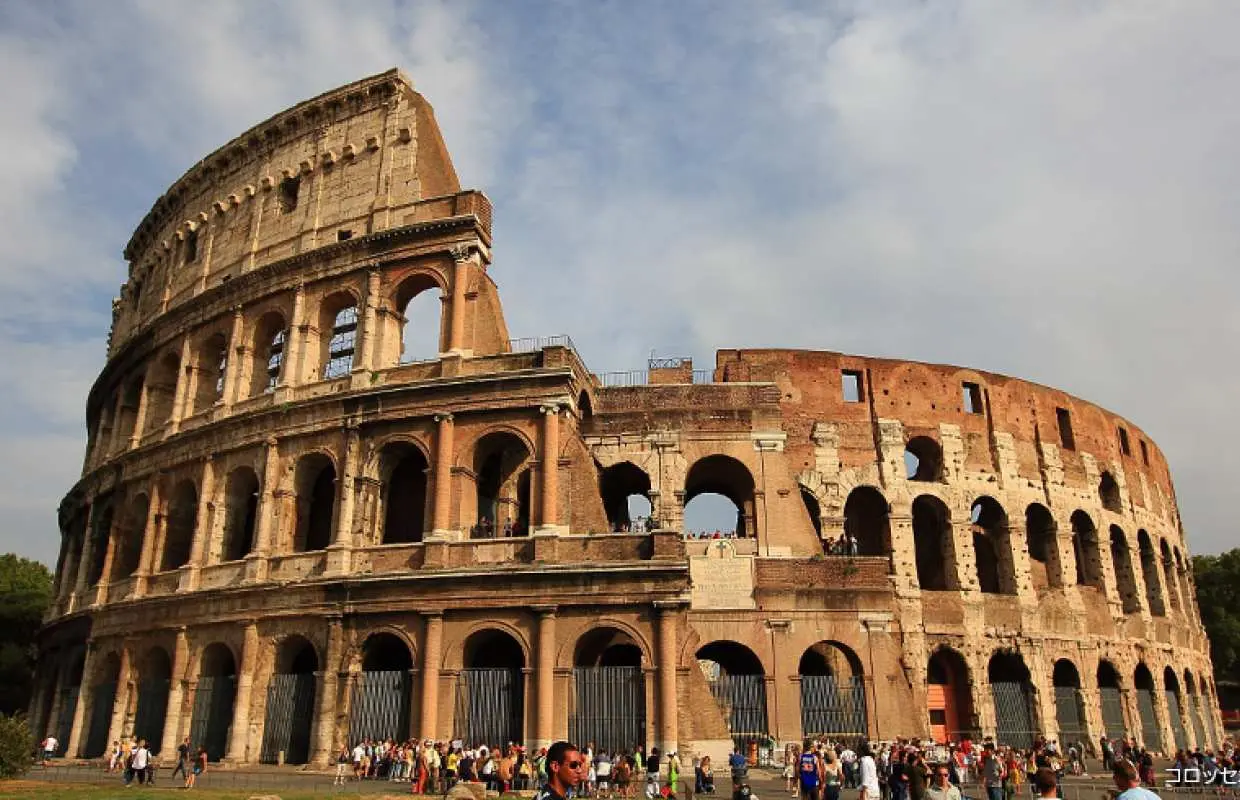 ローマの古代コロッセオの壮大な外観。ローマ帝国の象徴である象徴的なアーチと壮大な構造を、プライベートガイドツアーの訪問者が楽しむ世界遺産。