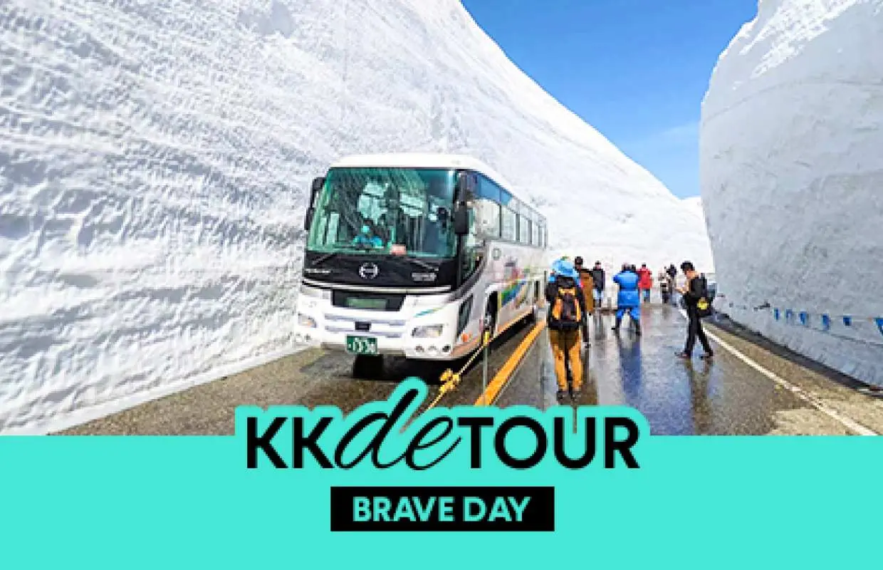 KKday 특별 투어객들이 다테야마 구로베 설벽을 체험 중이다. 버스가 양옆으로 우뚝 솟은 설벽 사이를 지나가며 시각적으로 큰 감동을 선사한다.