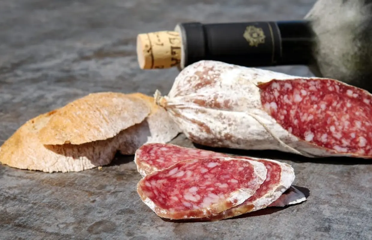 在乡村别墅品尝基安蒂葡萄酒并享用典型晚餐