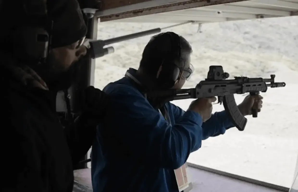 在拉斯维加斯Adrenaline Mountain，教练指导客人使用步枪进行射击体验，确保在安全有监督的户外靶场中享受刺激乐趣。