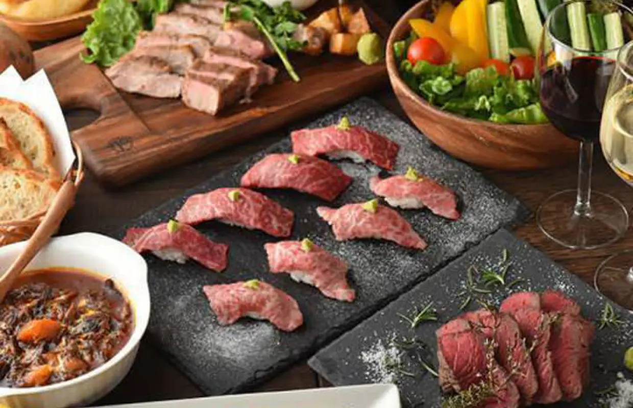 Takadanobaba, Tokyo | Thịt xiên nướng Yakitori Sumibi Yakitori đến Aburi Niku Sushi Ăn thả ga Sosaku Izakaya Kuroobi （炭火焼き鳥と炙り肉寿司食べ放題 創作居酒屋 黒帯 高田馬場店）| Chỉ đặt chỗ