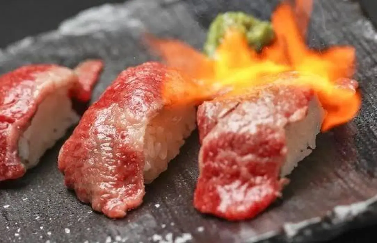 东京新宿| 锅物Private rooms Izakaya Premium Wagyu Niku Nabe & Tokusen Niku Zushi Nikuraku（个室居酒屋 プレミアム和牛肉锅＆特选肉寿司 にく楽 新宿本店）|仅座位预订