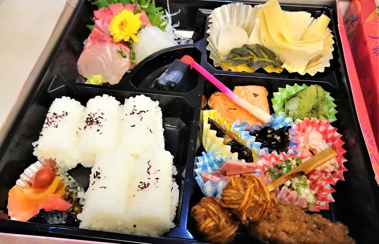 เมืองอิเซะฮาระ จังหวัดคานากา เฉพาะจองที่นั่งเท่านั้น |. ชามอาหารทะเล Hyotei Sushi Wafu Ryori (อาหารญี่ปุ่น Hyotei Sushi) |