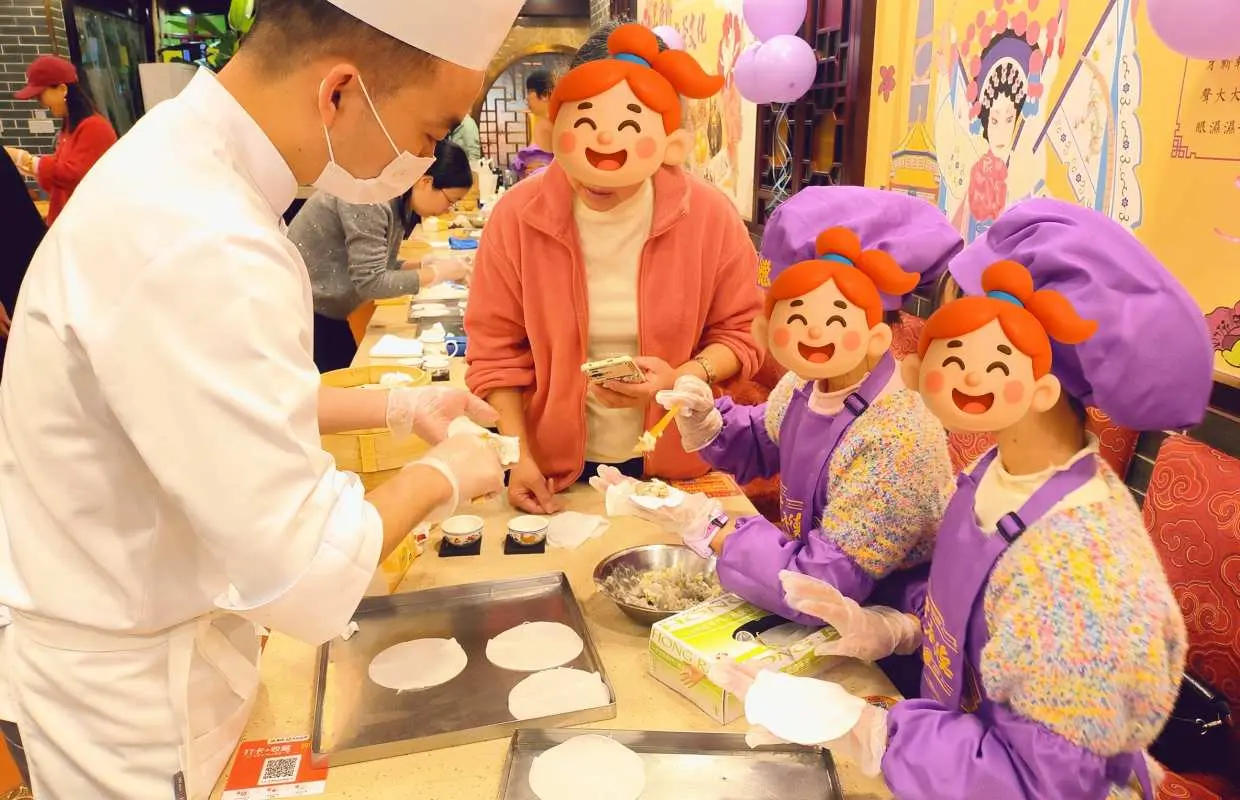 Tại trải nghiệm nghề nghiệp cho trẻ em ở Thâm Quyến, các đầu bếp bánh nhỏ vui vẻ học làm điểm tâm dưới sự hướng dẫn của giáo viên chuyên nghiệp, tận hưởng niềm vui thủ công cùng gia đình.