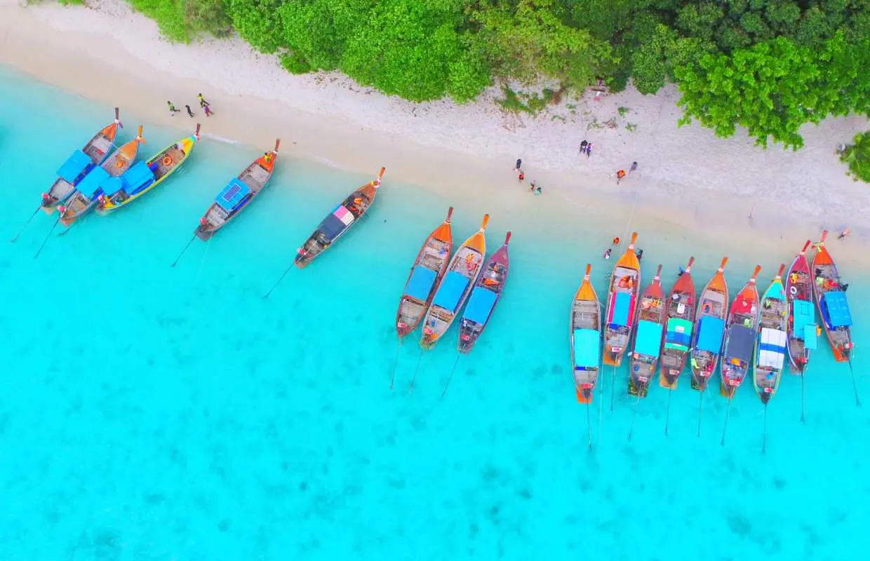 นั่งเรือหางยาวชมเกาะต่างๆ จากเกาะหลีเปีะ