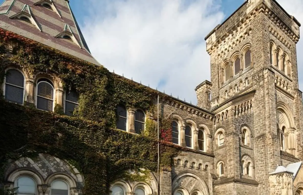 อาคารหินสไตล์กอทิกปกคลุมด้วยไม้เลื้อยอันเก่าแก่ของมหาวิทยาลัยโทรอนโต สถานที่ถ่ายทำภาพยนตร์ฮอลลีวูดอันโด่งดังในทัวร์โทรอนโตนี้