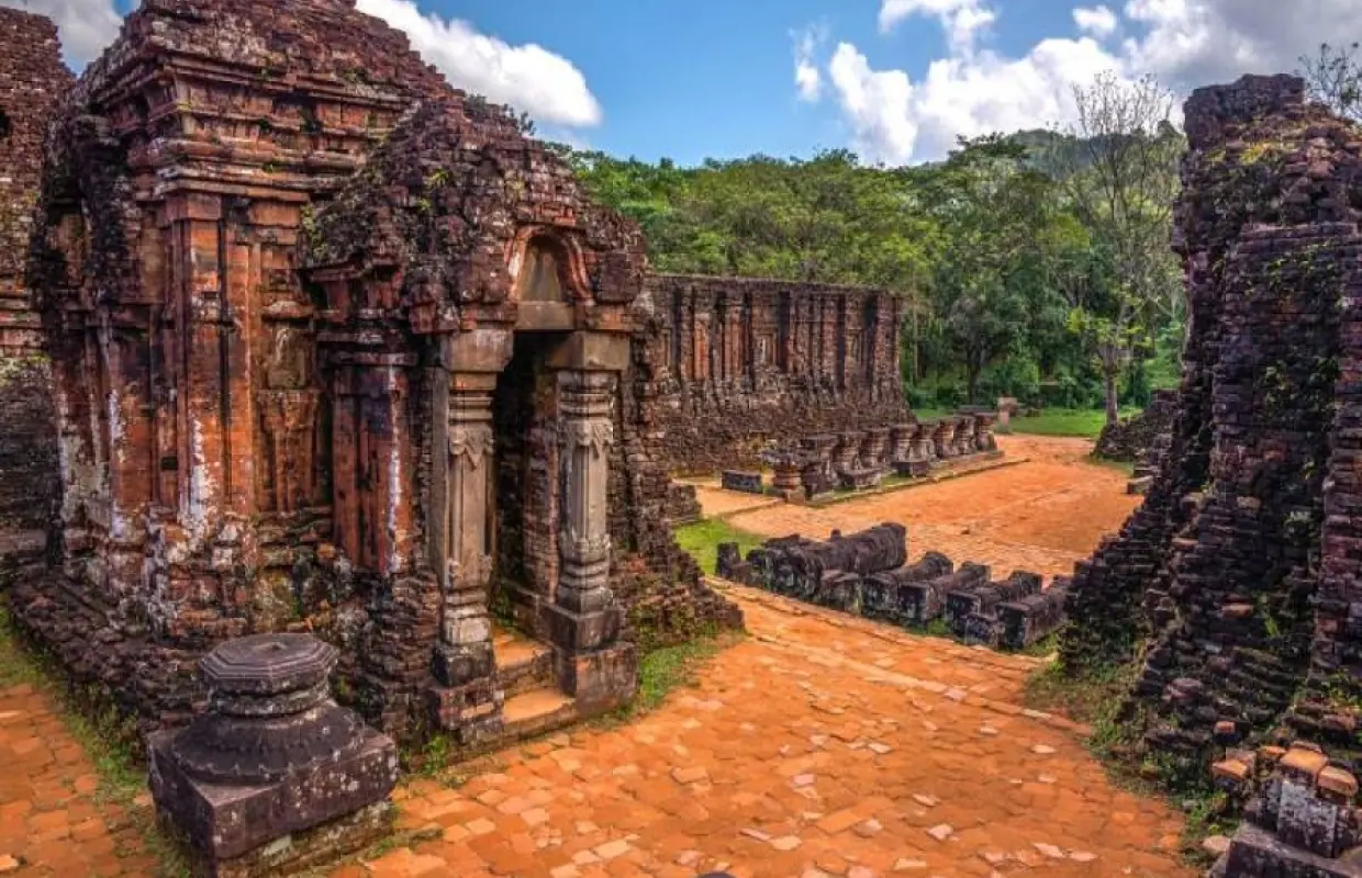 ユネスコ世界遺産であるミーソン聖域の古いレンガ造りの寺院。ベトナムの豊かなジャングルに囲まれ、チャンパ王国の建築遺跡を展示しています。