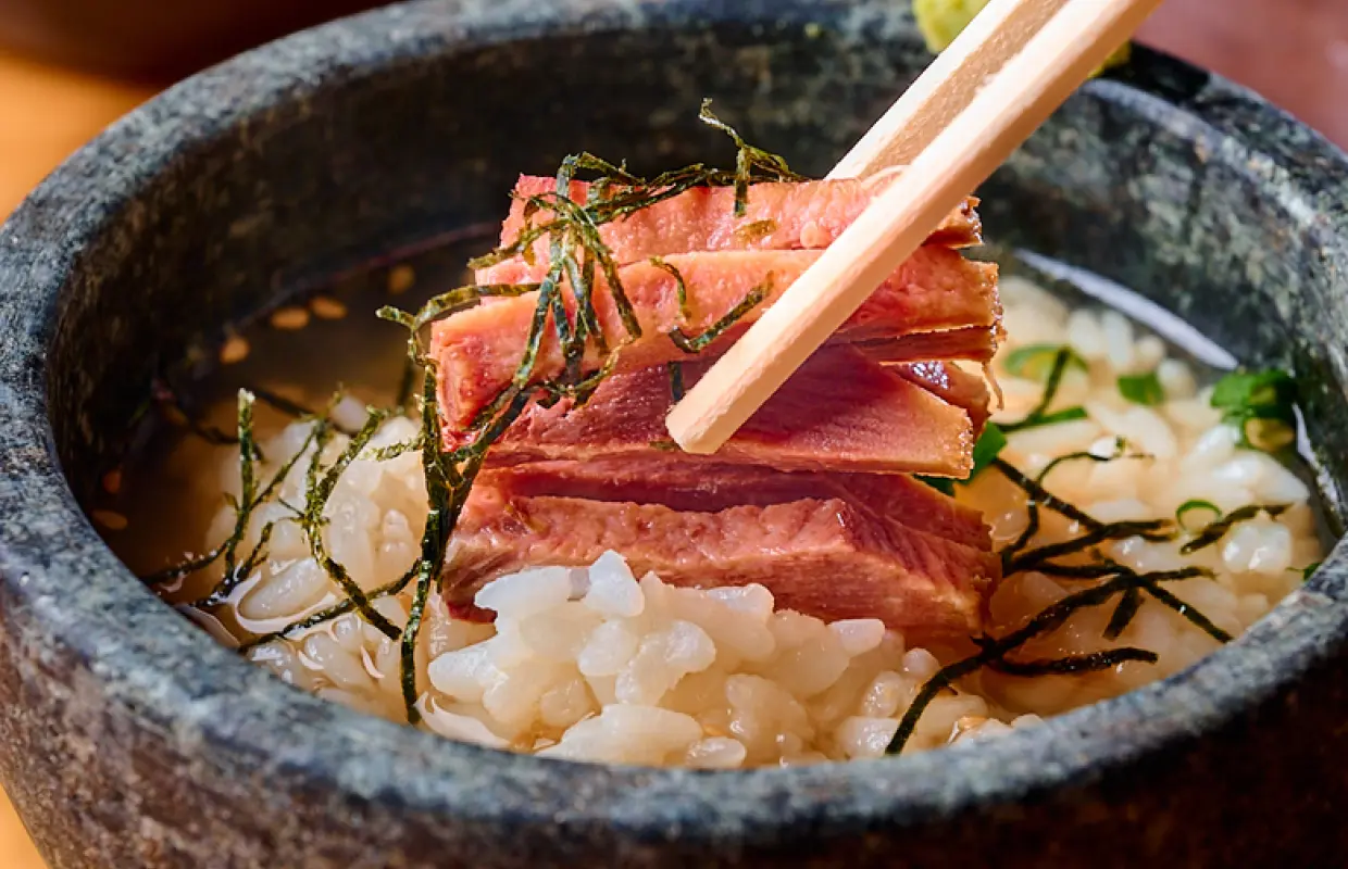 โตเกียว นิฮงบาชิ/เคียวบาชิ | เมนูเนื้อ A4 Wagyu to Gensen Nihonshu Private rooms Izakaya Osusume Sakaba（A4和牛と厳選日本酒 個室居酒屋 おすすめ酒場 日本橋店)| เฉพาะจองที่นั่งเท่านั้น