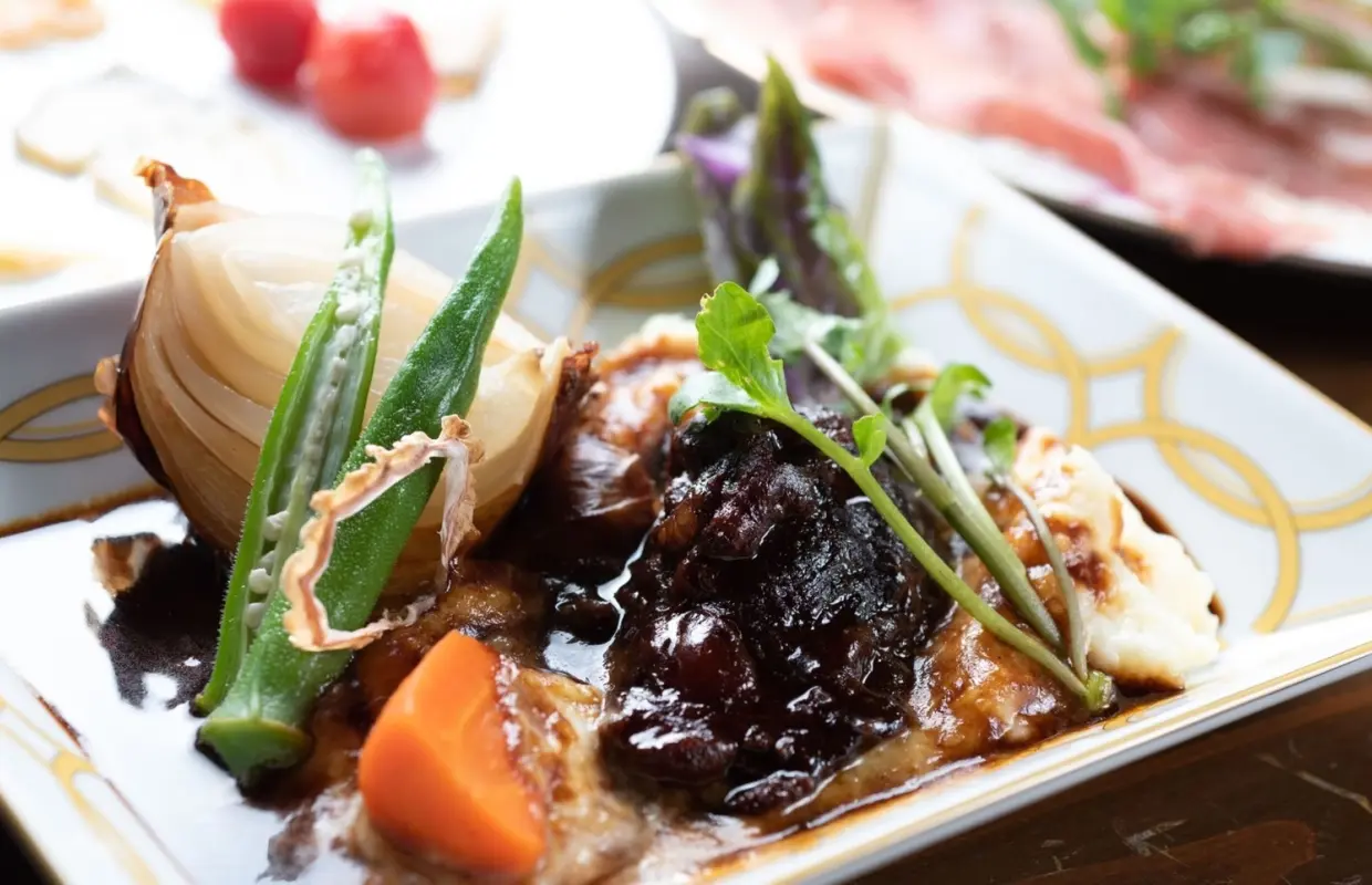 Nakagusuku Bay Coast, Nakagusuku, Nishihara, Okinawa Prefecture | Curry Wine Sakaba Yoshokudo Taro/Kakuuchi Sakaba Jiro (Wine Bar Western Dining Taro/Kakuuchi Sakaba Jiro) | Seat Reservation Only