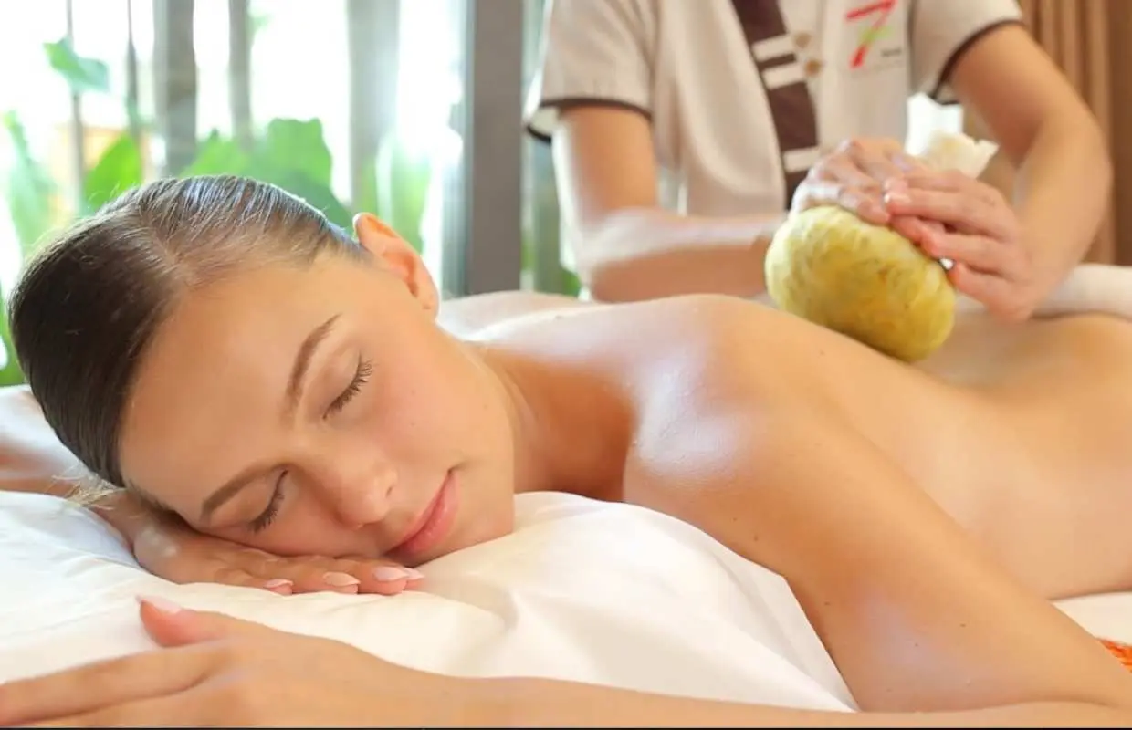 파타야 7 Spa Masha에서 태국 허브볼 온찜질 마사지를 받으며 몸과 마음의 피로를 풀고 독특한 전통 트리트먼트를 경험하세요.