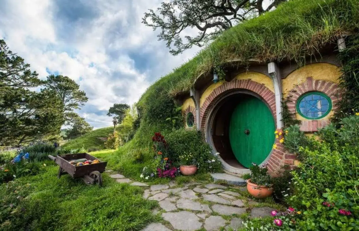 Auckland, New Zealand | Hobbiton + Waitomo Glowworm Day Trip [Pick-up and drop-off/Lord of the Rings and The Hobbit movie sets/Waitomo Glowworm Caves/Small group tour of 11 people]