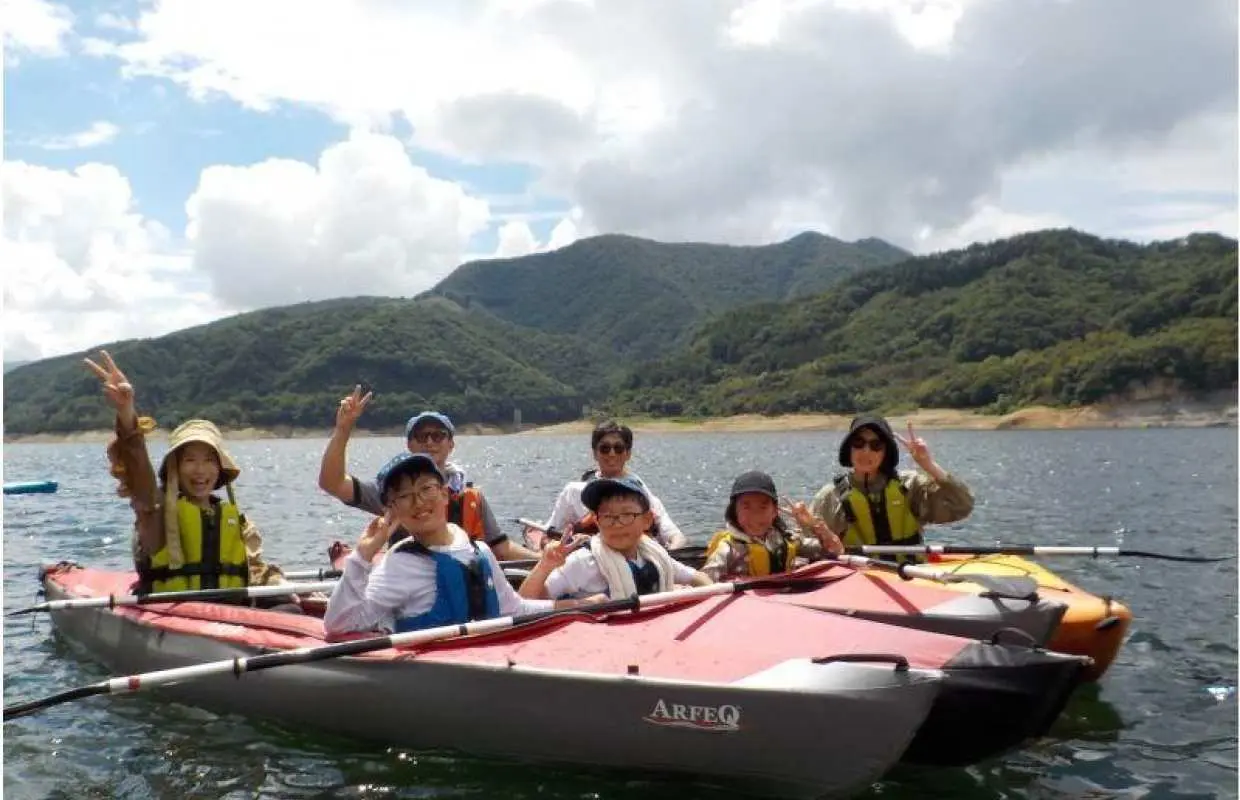 [Fukushima, Iizaka Onsen] Kayaking around the dam lake, where the water source is naturally beautiful and has high quality water