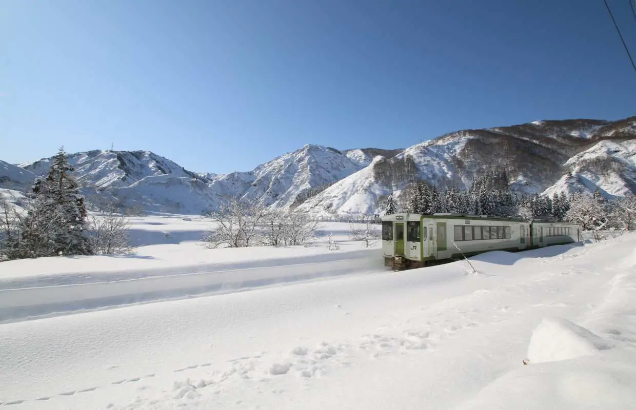 นั่งชินคันเซ็น! ทริปเที่ยวนีงาตะแบบไปเช้าเย็นกลับ อิ่มอร่อยกับอาหารเลิศรส | นั่งรถไฟสายทาดามิ ปูอัด เฮงิโซบะ นิกิริซูชิ และข้าวหน้าต่างๆ [ออกเดินทางจากโตเกียว]