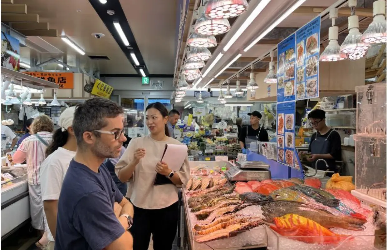 [Okinawa, Naha] Sushi making experience tour at the public market
