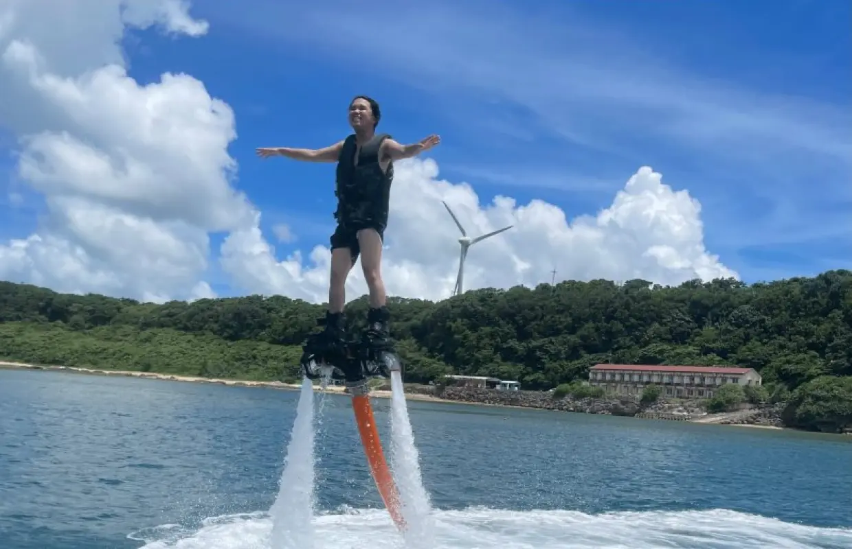 【名護・今帰仁・古宇利島】初心者大歓迎!海の新定番フライボードで空を飛ぼう!沖縄でもトップクラスの美しさ今帰仁ブルーを上空で楽しむプラン