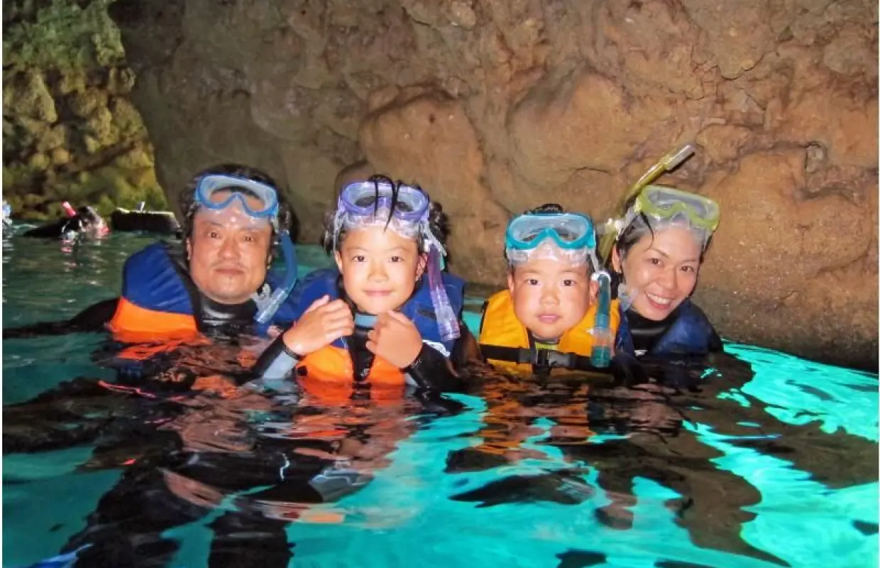 1組貸切【沖縄・青の洞窟シュノーケル】写真・GoPro動画・エサあげ無料★青の洞窟シュノーケル ♪