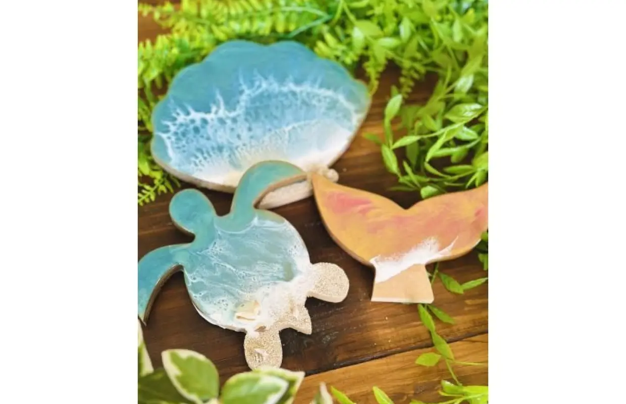 [Okinawa, Miyakojima] Ocean Resin Art Experience! The most popular! "Art Board Production" Create the ocean of Miyakojima on a specially shaped art board, such as a sea turtle!