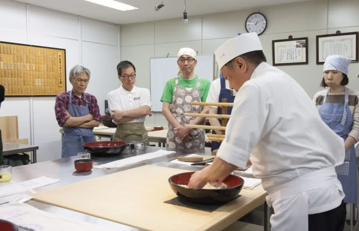 【京都・三条】国の現代の名工が教える本格そば打ち体験！1～３名様プラン（月３回1日曜日開講）〕