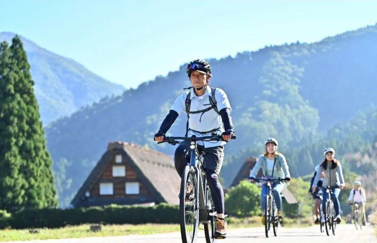 [Gifu/Shirakawa-go] Explore the nature-rich World Heritage site "Shirakawa-go" by e-bike - Private tour limited to one group (180-minute course) - Groups and couples welcome!