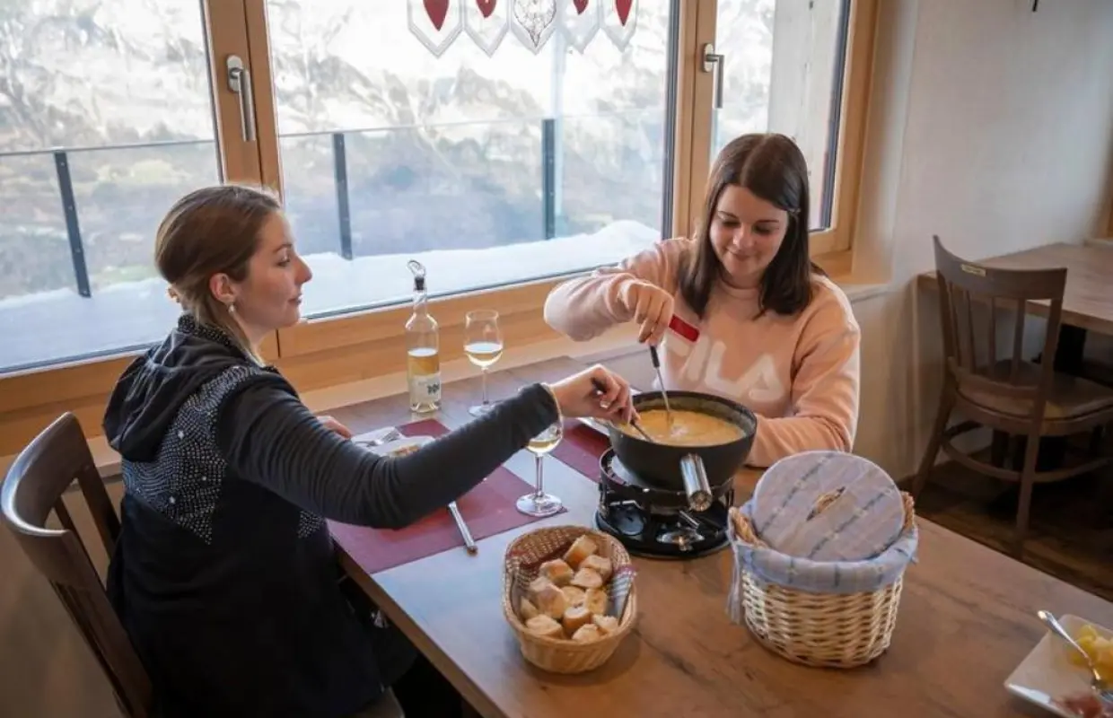 Snowshoeing incl. ticket cable car and cheese fondue from Flums