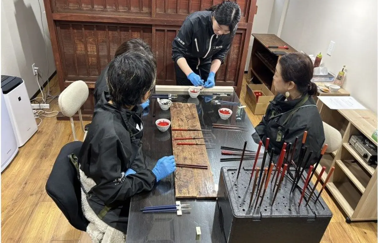 [Ishikawa/Kaga] Authentic lacquerware experience: Make lacquered chopsticks - Includes coffee time with lacquerware