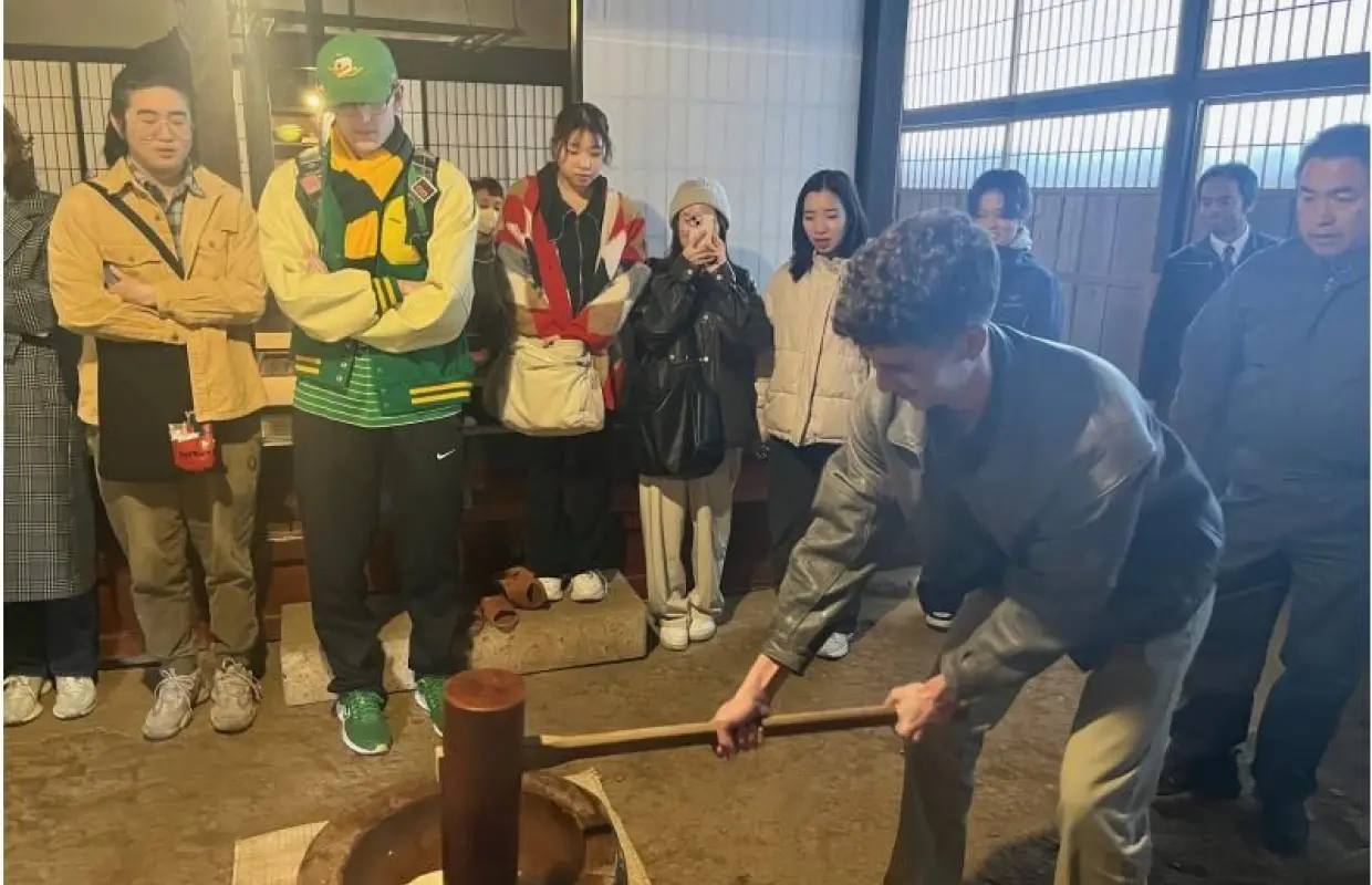 [Akita Prefecture, Yokote City] A traditional rice cake pounding experience in a charming old-fashioned house in a silvery white world