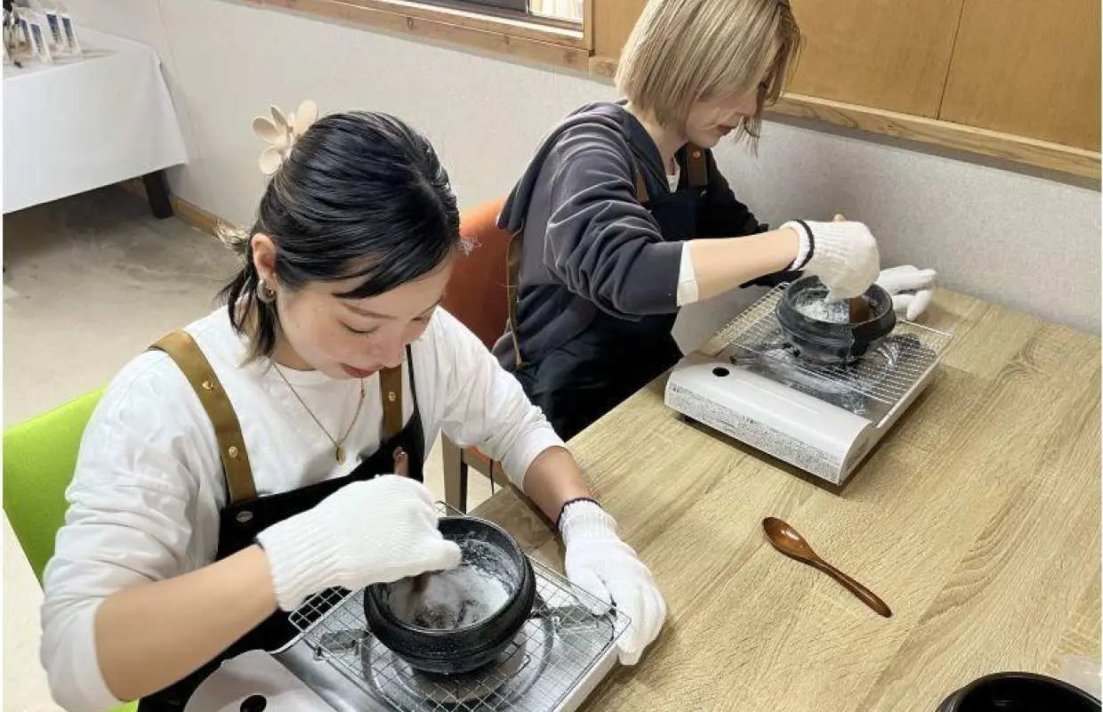 [Okinawa, Miyako Island] ~Book at a time that suits you~ Experience making salt from seawater in Miyako Island☆Conveniently located just a 5-minute drive from Miyako Airport, making it a great experience for your last day♪