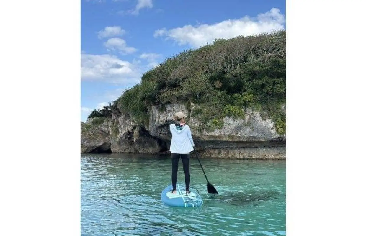 [Okinawa, Nakijin Village/Motobu] Stand-up paddleboarding: Enjoy leisurely viewing the coral reefs and tropical fish that appear beneath the water's surface on both sides. *Free Insta360 photography!