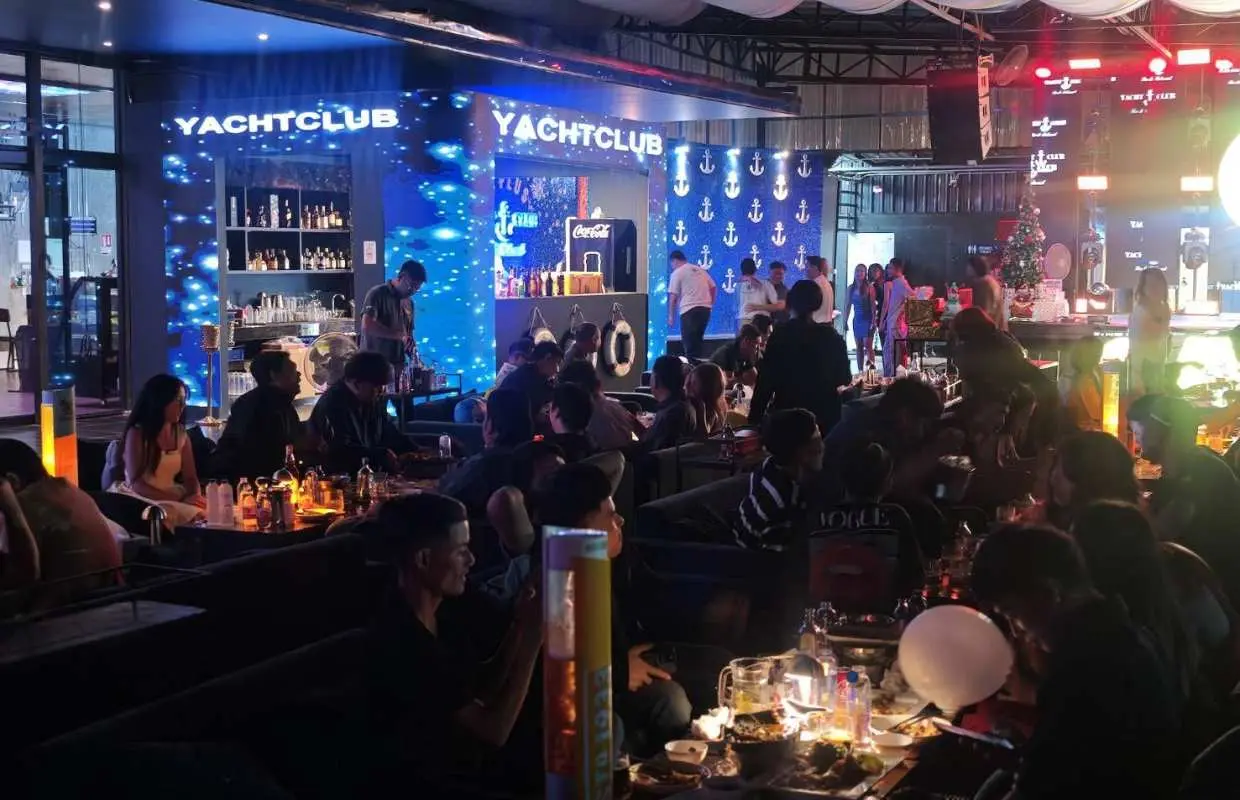 YACHT CLUB BAR & RESTAURANT | Pathum Thani