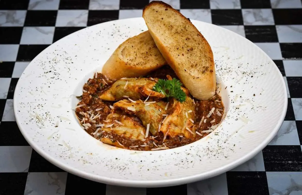 Santacruz Club & Restaurant | ประเทศไทย