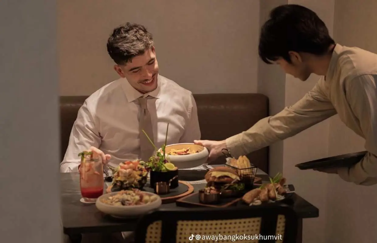 20/22 Away Sukhumvit 的 Twenty / Twenty-Two 酒吧和餐厅 | ประเทศไทย