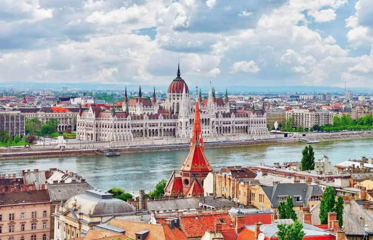 From Vienna: Bratislava and Budapest Guided Day Trip｜Slovakia