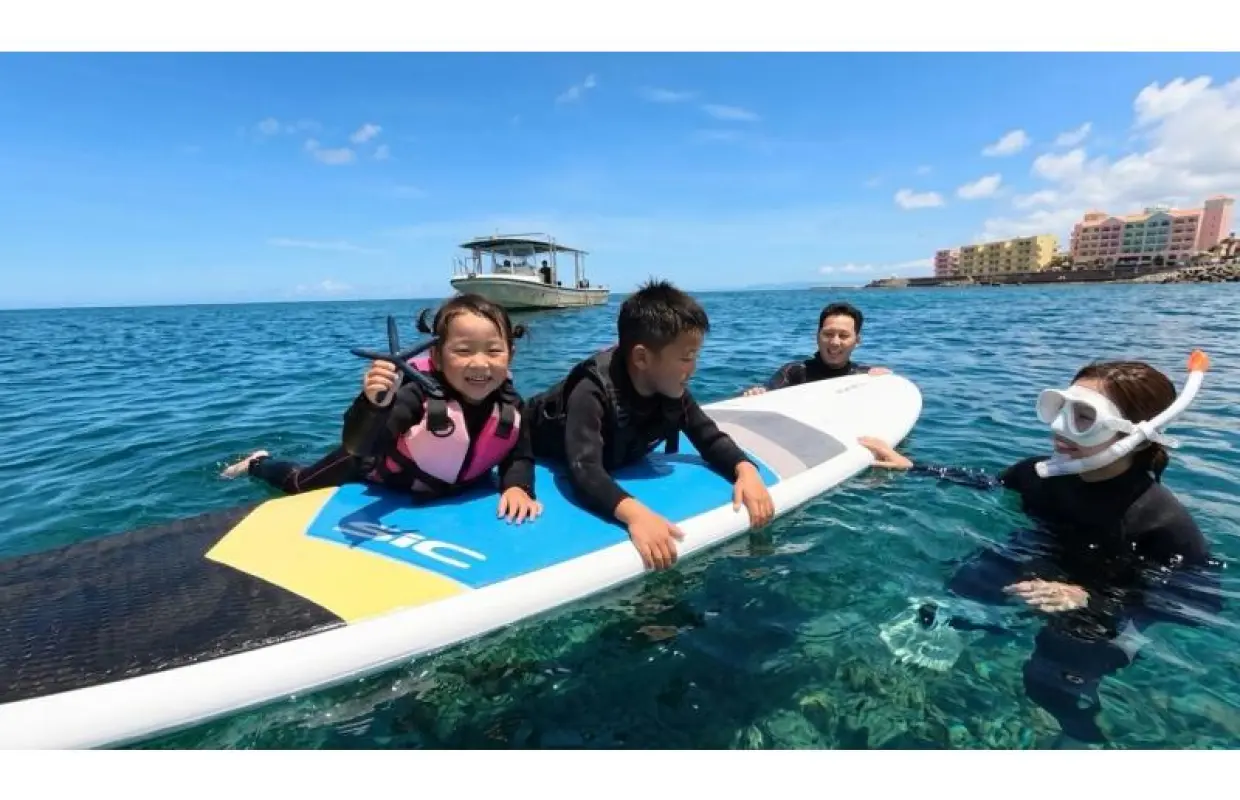 [Okinawa, Chatan] Open to children aged 3 and up! Exciting boat adventure snorkeling ★ Includes a stable SUP board, so even small children can enjoy it safely! Recommended for family trips.