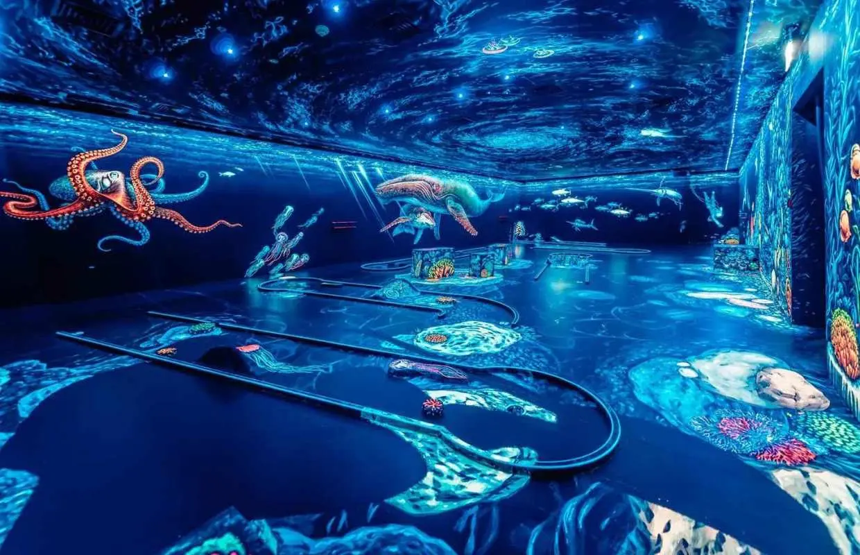 Dubai: 3D Glow-in-the-Dark Blacklight Mini Golf Experience｜United Arab Emirates