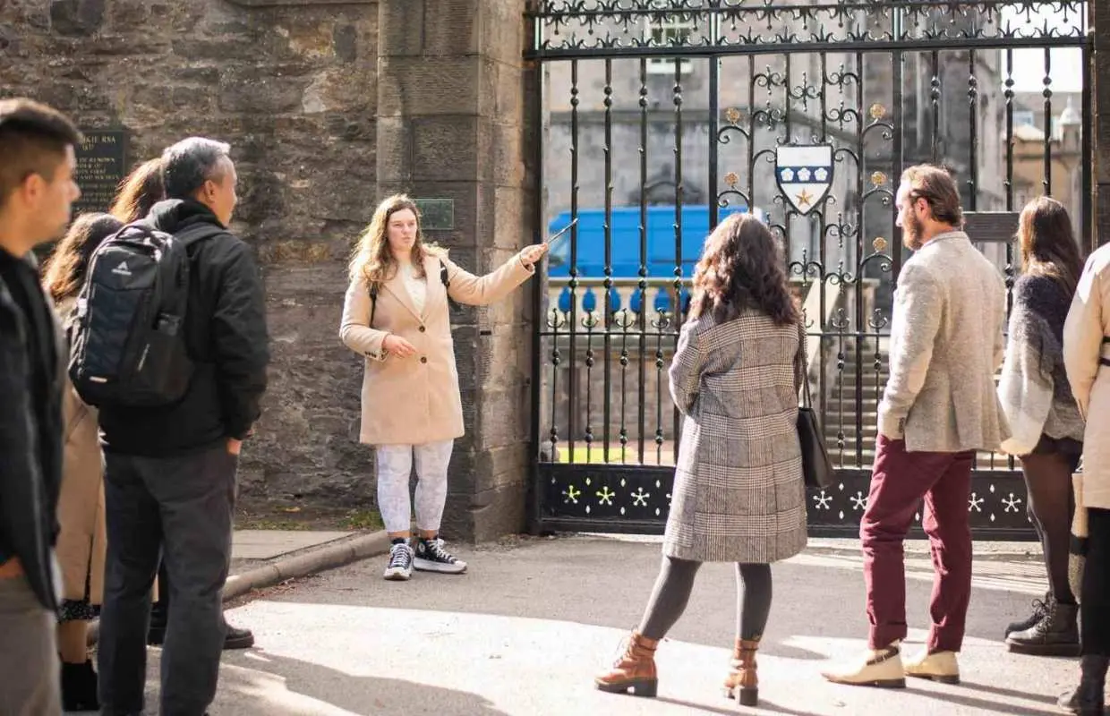 Edinburgh: Old Town Walking Tour with Holyrood Entry｜United Kingdom