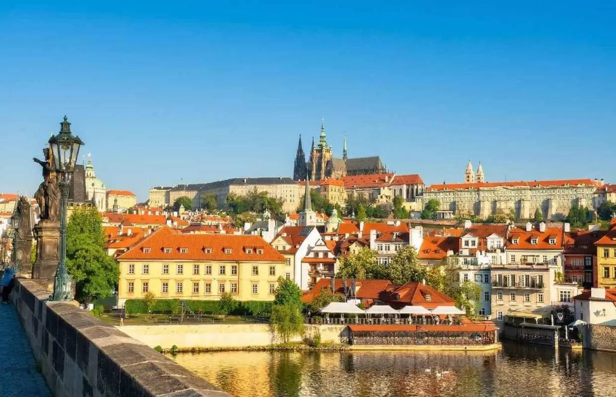 Prague Grand 2,5 hour + 2 hour exterior walking tour｜Czechia