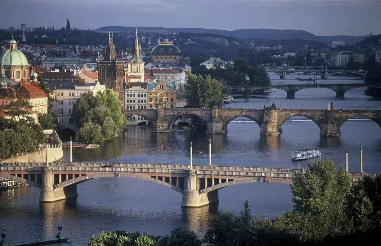 Prague: Bus & Boat Sightseeing Tour｜Czechia