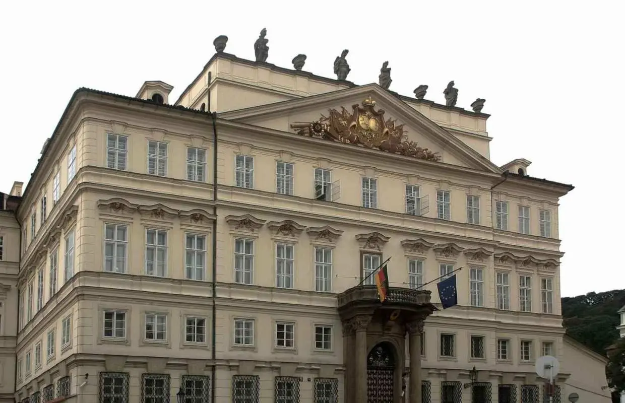 Prague: Highlights Walking Tour to the German embassy 1989｜Czechia