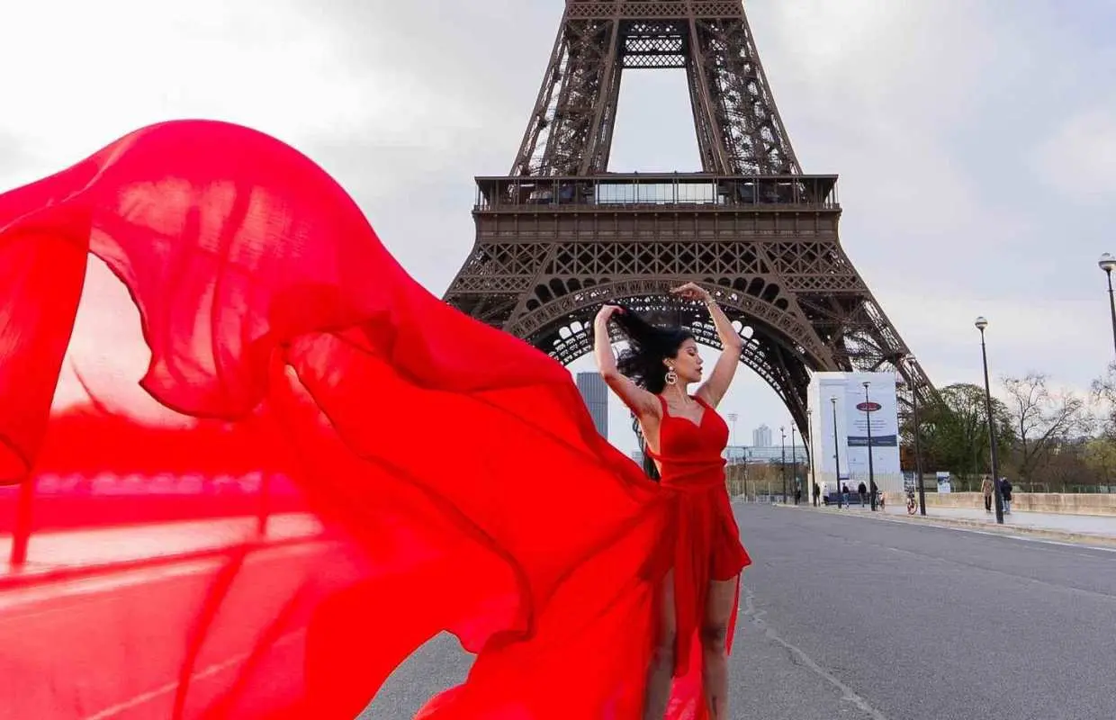 パリ：エッフェル塔フライングドレス撮影　jonadress｜フランス