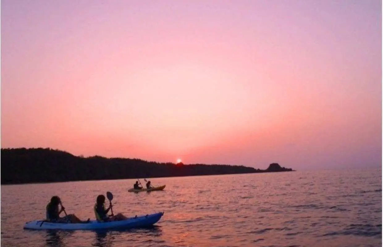 [Okinawa, Onna Village] Sunset Kayak Adventure Tour (1.5h) Let's relax and be soothed by the sunset while gently swaying on the sea!