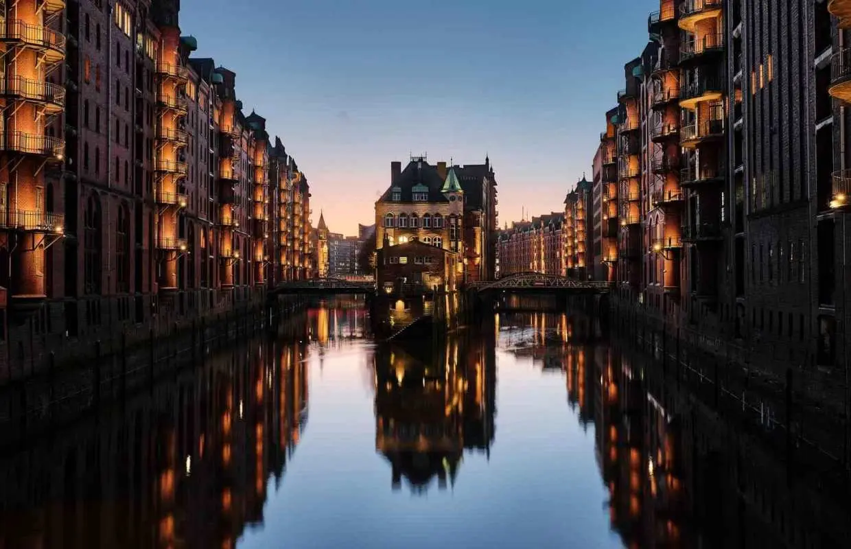 Guided tour of Hamburg's Speicherstadt – warehouses, free port, and duty-free status｜Germany
