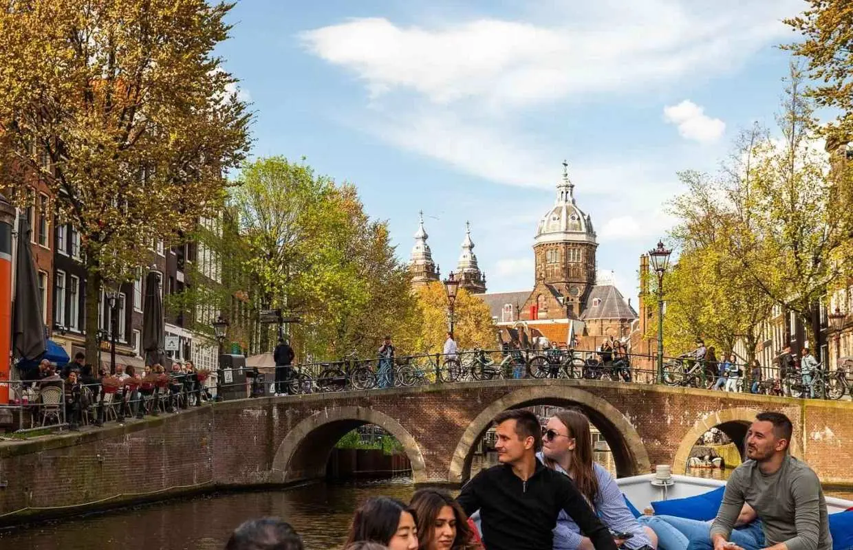 Amsterdam: Du ngoạn trên kênh đào Phố Cổ với hướng dẫn viên trực tiếp và quầy bar mở cửa tự do | Hà Lan